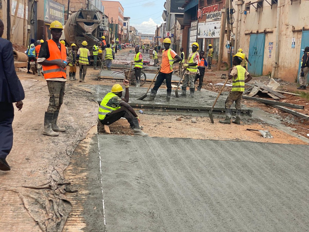 hafithkazibwe's tweet photo. Due to the soft ground conditions in the Industrial Area, the Government is replacing tarmac with concrete on 6th and 7th Streets. 

The Head of the Prime Minister’s Delivery Unit @KasuleSebunya has been tracking progress of the construction works.
#GoldenPosts
@MoWT_Uganda https://t.co/QOxF91a3fN