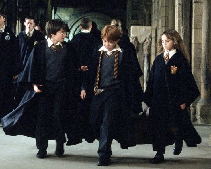 essa série n está me descendo, tá tudo muito bonito e bem feito mas não está me passando a vibe “Harry Potter”
a Emma, o Rupert e o Daniel SÃO a Hermione, Ron e Harry, e o novo trio n me passa essa msm sensação