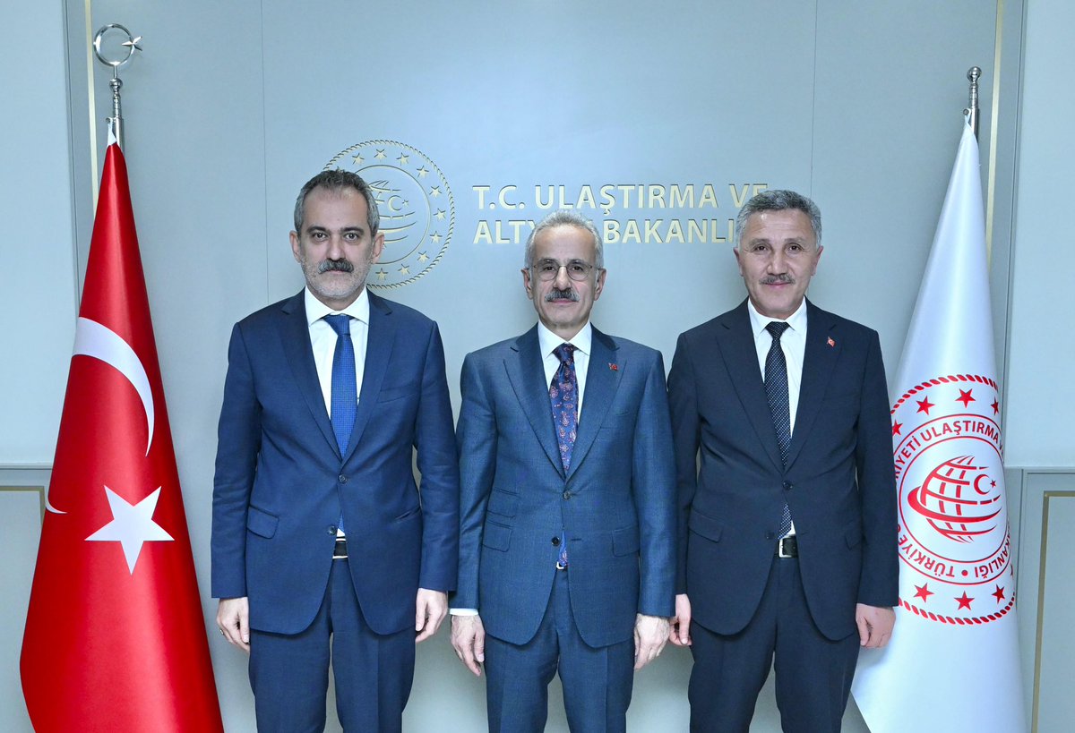 Ulaştırma ve Altyapı Bakanımız Sayın <a href="/a_uraloglu/">Abdulkadir URALOĞLU</a>’nu Kabadüz Belediye Başkanımız Sayın Yener Kaya ile ziyaret ettik. Ziyaretimizde Sayın Bakanımız ile Kabadüz ilçemizdeki yol yapım çalışmalarına ilişkin değerlendirmelerde bulunduk. Bu kapsamda👇 
✅ Ordu-Kabadüz yol yapım