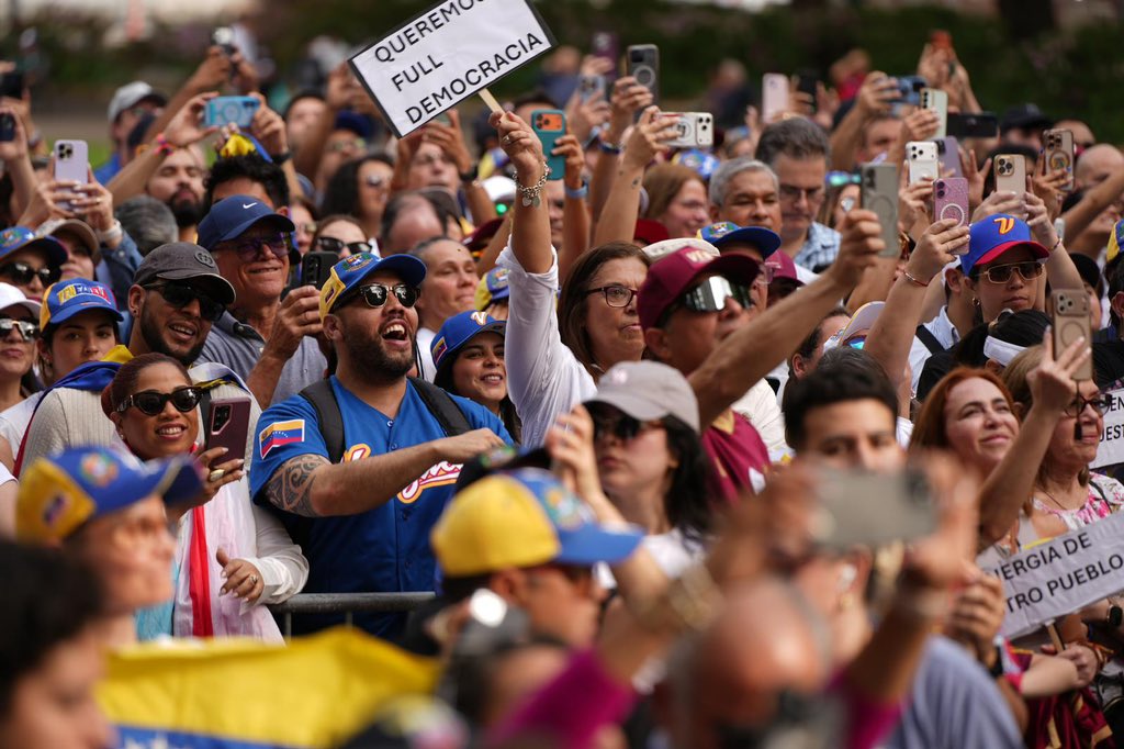 #EnFotos | Así se saluda a la venezolana.

🇻🇪 Desde Houston, <a href="/MariaCorinaYA/">María Corina Machado</a> envió un mensaje de fuerza y esperanza a los cientos de ciudadanos que la saludaron después de Ceraweek.

🧵⬇️