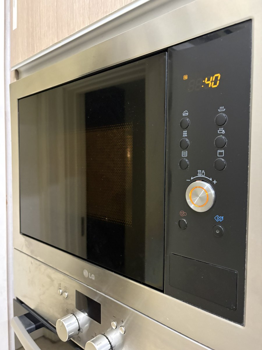 nash123177's tweet photo. すごいですね、LGの電子レンジ。叩いたら直りました。
#LG #Microwave
#HighTechButNotReally
#JustHitIt
#ItWorksThough https://t.co/7unDzrJ55O