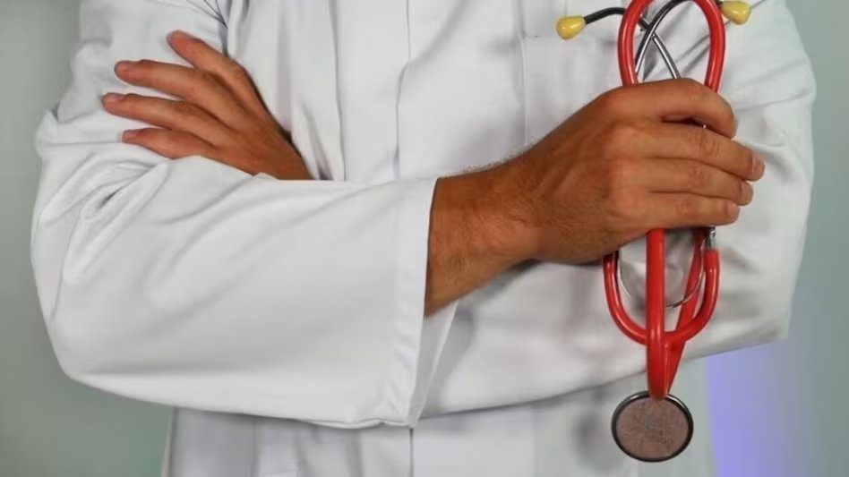aajtak's tweet photo. 20-25 लाख में बन रहे थे डॉक्टर! MBBS की फर्जी डिग्री का काला खेल बेनकाब, RMC रजिस्ट्रार समेत 18 गिरफ्तार  

पूरी खबर: https://t.co/iiJRHM7ayB 

#Rajasthan #RMC #MBBS #FakeDoctorRacket | @sharatjpr https://t.co/55u3P5il04