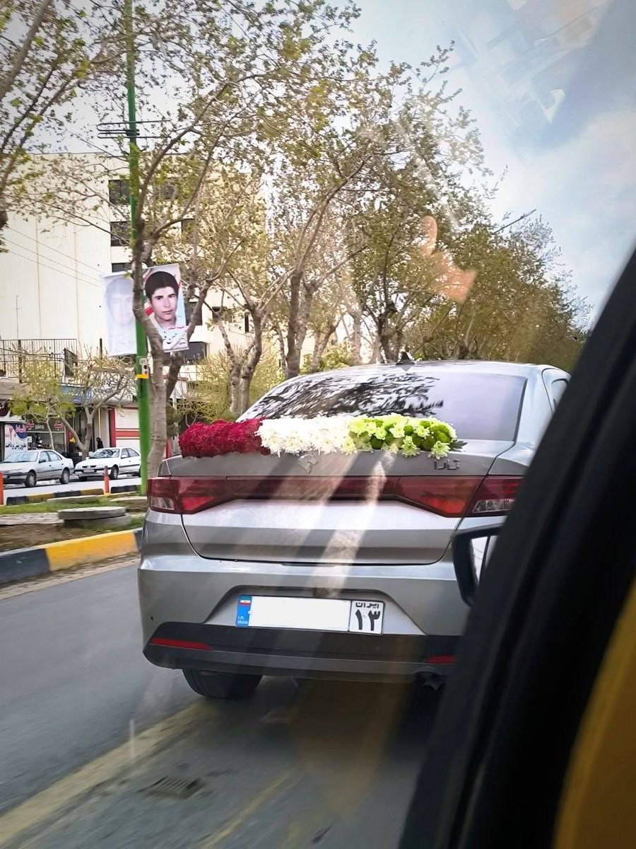 خواستن پرچممون رو پایین بیارن 
گل ماشین عروسمونم پرچم ایران شد 
#پرچم_ایران