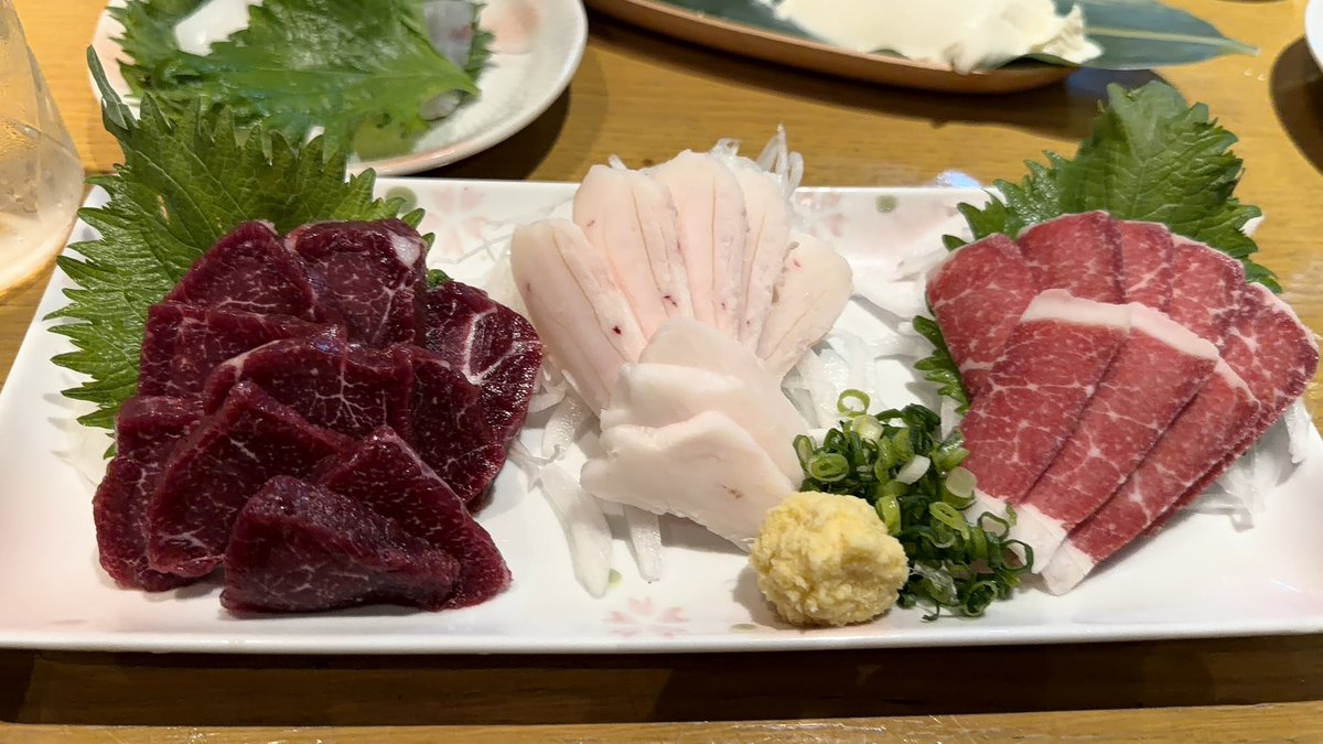 kheisansan's tweet photo. 馬刺し三点盛りとうにチャーハン。メッチャうまかった！ https://t.co/d54pCzJCWX