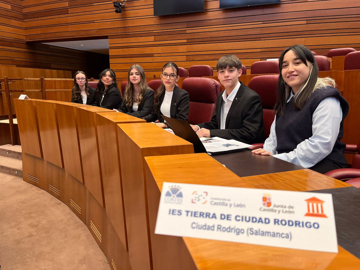 IESTIERRA_CR's tweet photo. 5 campeones de 1°Bach del Tierra exprimen su destreza oratoria para defender su podio en la Liga Debate en la sección Bachillerato. ¡Enhorabuena, chic@s! Lo habéis hecho muy bien. Felicitaciones a Cecilia por entrenarlos para el éxito. #iestieradeciudadrodrigo #ligadebate https://t.co/LM32wnvaUF