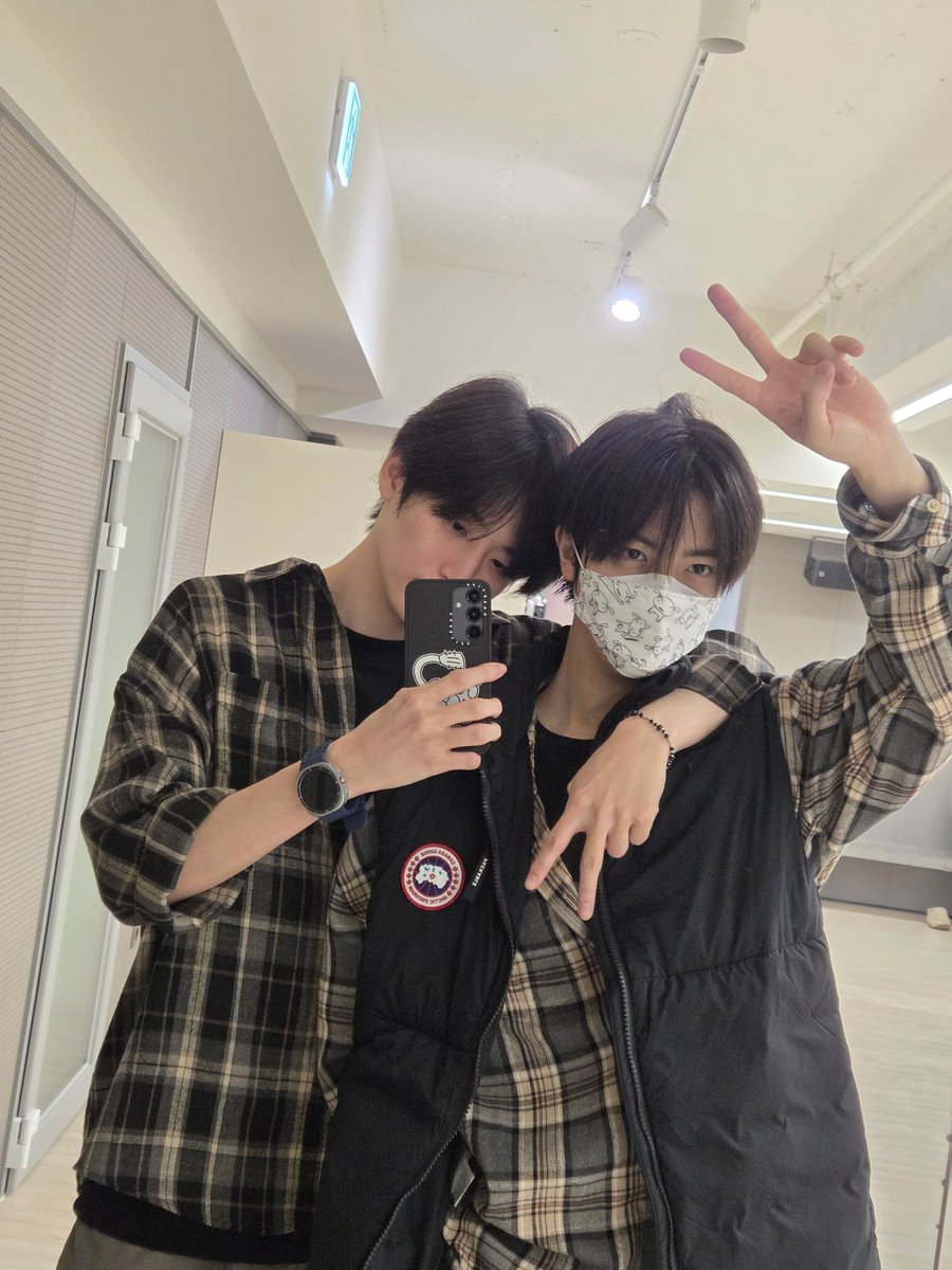 비슷한 옷 입은 거 너무 좋네,,,