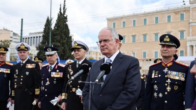 Ο Τασούλας είναι πολύ κακός μαθητής
 
Πέρυσι στην 28η είπε:
«Με το χαμόγελο στα …στήθη»

Φέτος την 25η βροντοφώναξε:
«Η Ελευθερία η κατακτημένη…
Ε ε, να το ξαναπώ;
Η Ελευθερία η κατοχυρωμένη
Η επανάσταση του 1981»