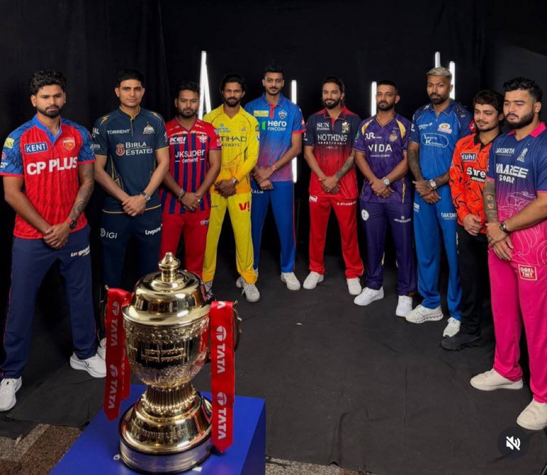 Vibhor4CSK's tweet image. Every captain except Shubman Gill is looking at the trophy.

Gill is posing and smiling looking at the camera 😆