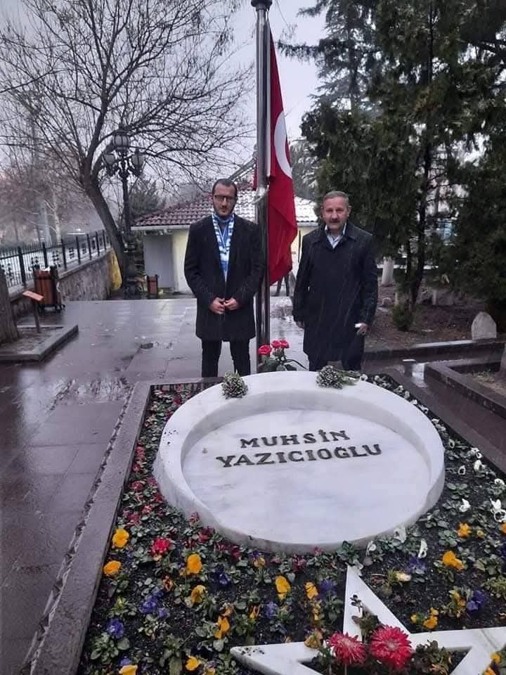 AhmetYaptrm's tweet photo. 📍Günümüze söylenmiş veciz bir söz;

Bir saniyesine bile hükmedemediğimiz, hakim olamadığımız bir dünya için bu kadar FIRILDAK olmaya gerek yok! 

ŞEHİT MUHSİN YAZICIOĞLU 

Şehadetinin yıl dönümünde Cenab-ı Allah’tan rahmet niyaz ediyorum. 
25 Mart 2009 https://t.co/X6FkOhZgZJ