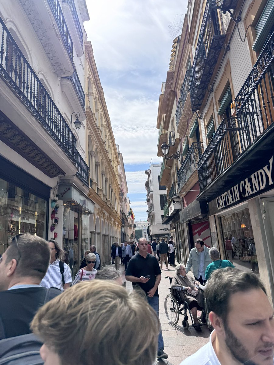 Scott_Pruzy's tweet photo. Busy corridors in the amazing weather today in Seville Spain! 

#spain #seville https://t.co/YKVhPfs1Uc