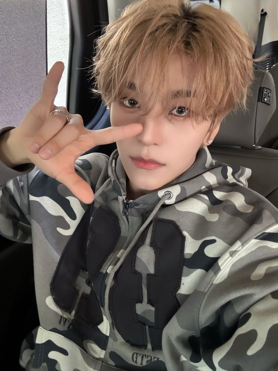 ggaramk's tweet photo. #geonlong / #woolong promp au.

‘What if’ maba player &amp; centil X—L seketika love in the first sight sama barista G—W dari cafe sebrang kampusnya yang ternyata kakak tingkat penerima beasiswa yg terkenal polos &amp; pemalu. https://t.co/qbE1cbMRg9