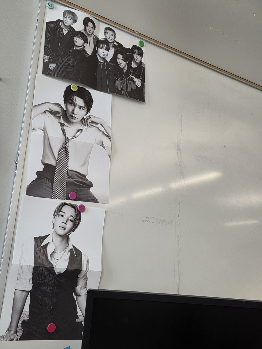 MeggieMochi's tweet photo. *Happy cackles* New classroom decor. https://t.co/DmMcqkbOpK