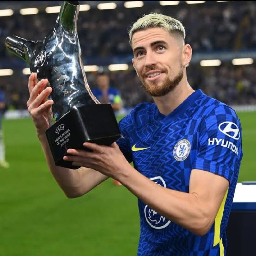 Mercado_Ingles's tweet photo. Mira esta linda reflexión que deja Jorginho en 2021, tras ganar la Champions League con el Chelsea y la Euro con Italia: 

“Claro, esta es una historia sobre cómo perseguir tu sueño hasta el final. Pero también se trata de tener buena gente a tu alrededor. Gente que se preocupa, que quiere lo mejor para ti.

Oye, puedes ser tan bueno como quieras. Pero te digo una cosa: en el fútbol, ​​y en la vida, no puedes llegar a la cima solo. Es imposible.

Las semanas posteriores a la Eurocopa fueron mágicas. Pasé un tiempo en Verona, donde no había estado desde hacía mucho, y visité el monasterio. Por desgracia, todos estaban de vacaciones, pero fue muy emotivo ver mi hogar de hacía 14 años. Después fui a la plaza principal, entré al McDonald's y me compré un batido. Me senté en las escaleras de la esquina, donde había pasado tantas tardes de adolescente, y simplemente… observé.

Entonces cerré los ojos y viajé en el tiempo. Fue como si pudiera verme a mí mismo, con 15 años, sentado a mi lado. Nadie le prestaba atención. Nadie sabía de su nostalgia ni de las conversaciones que tenía con sus padres.

Era solo un chico tímido y flacucho que tomaba un batido de un euro.

Pero yo conocía todas las dificultades que había superado, y también las que estaba a punto de superar. Así que me incliné y le susurré lo mismo que le diría a cualquier niño que persigue un sueño.

Le dije: "No te rindas, hombre".

Pase lo que pase, no te rindas”. 💙🇮🇹

[Player’s Tribune Football]