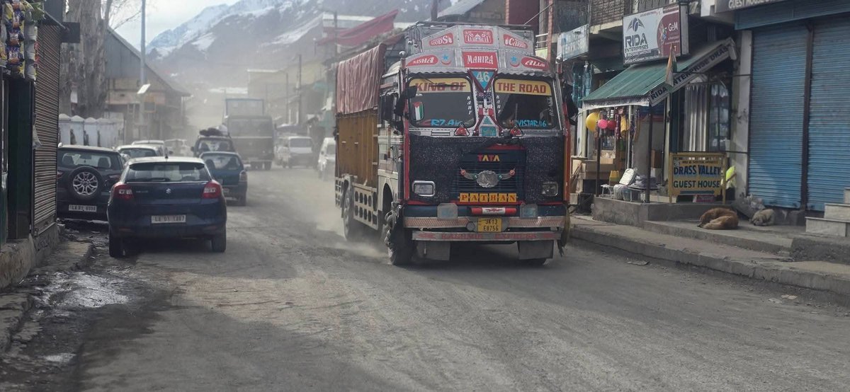 MehranSabri1's tweet photo. Urgent attention requested for improving road conditions, controlling dust pollution, and ensuring proper waste management in Drass main market. Clean and safe surroundings are essential for residents and visitors.           #Ladakh #Drass #UTLADAKH #LGLadakh #MPLadakh https://t.co/Kuqv4zY8xH