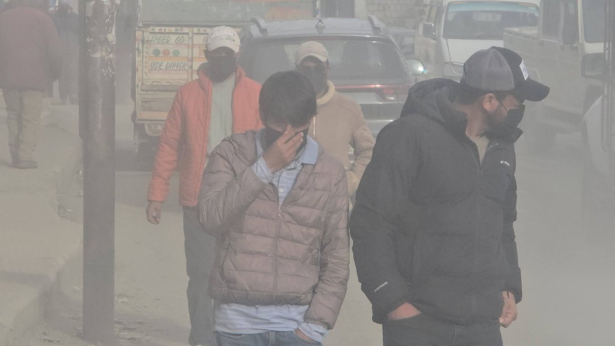 MehranSabri1's tweet photo. Urgent attention requested for improving road conditions, controlling dust pollution, and ensuring proper waste management in Drass main market. Clean and safe surroundings are essential for residents and visitors.           #Ladakh #Drass #UTLADAKH #LGLadakh #MPLadakh https://t.co/Kuqv4zY8xH