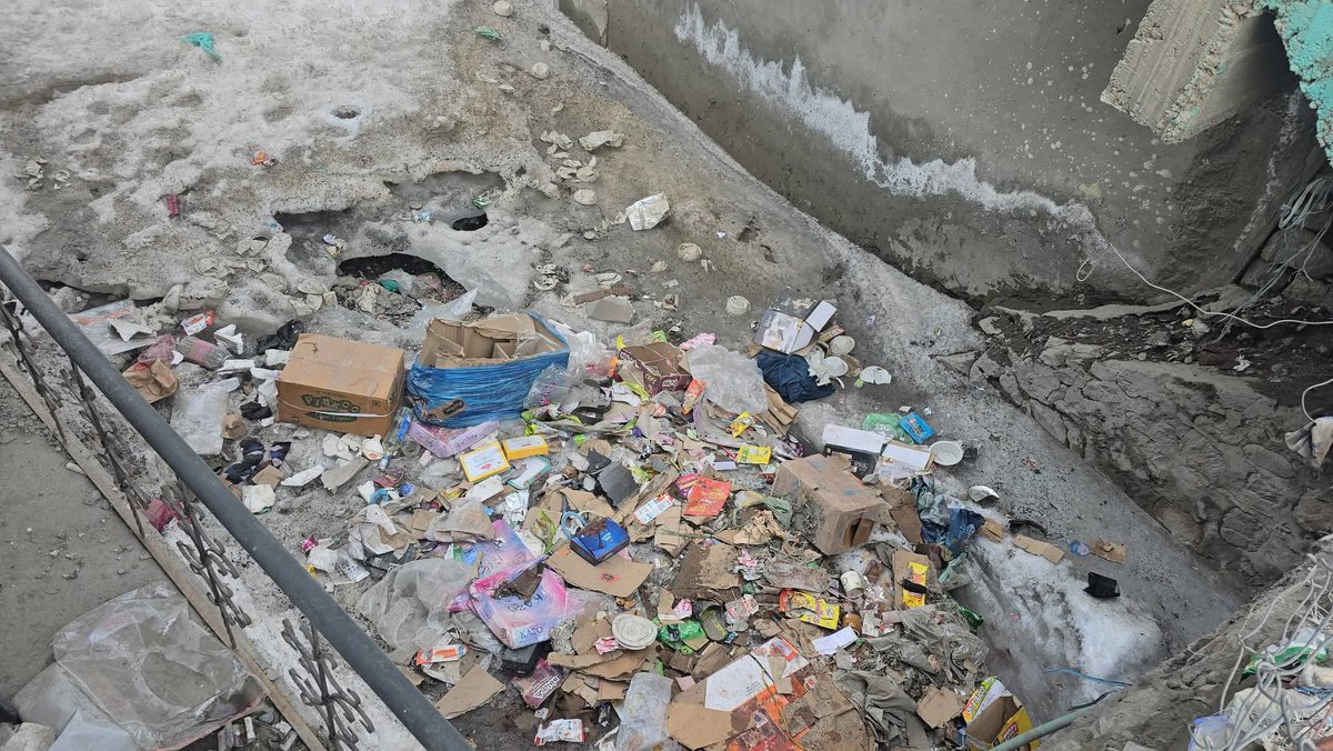 MehranSabri1's tweet photo. Urgent attention requested for improving road conditions, controlling dust pollution, and ensuring proper waste management in Drass main market. Clean and safe surroundings are essential for residents and visitors.           #Ladakh #Drass #UTLADAKH #LGLadakh #MPLadakh https://t.co/Kuqv4zY8xH