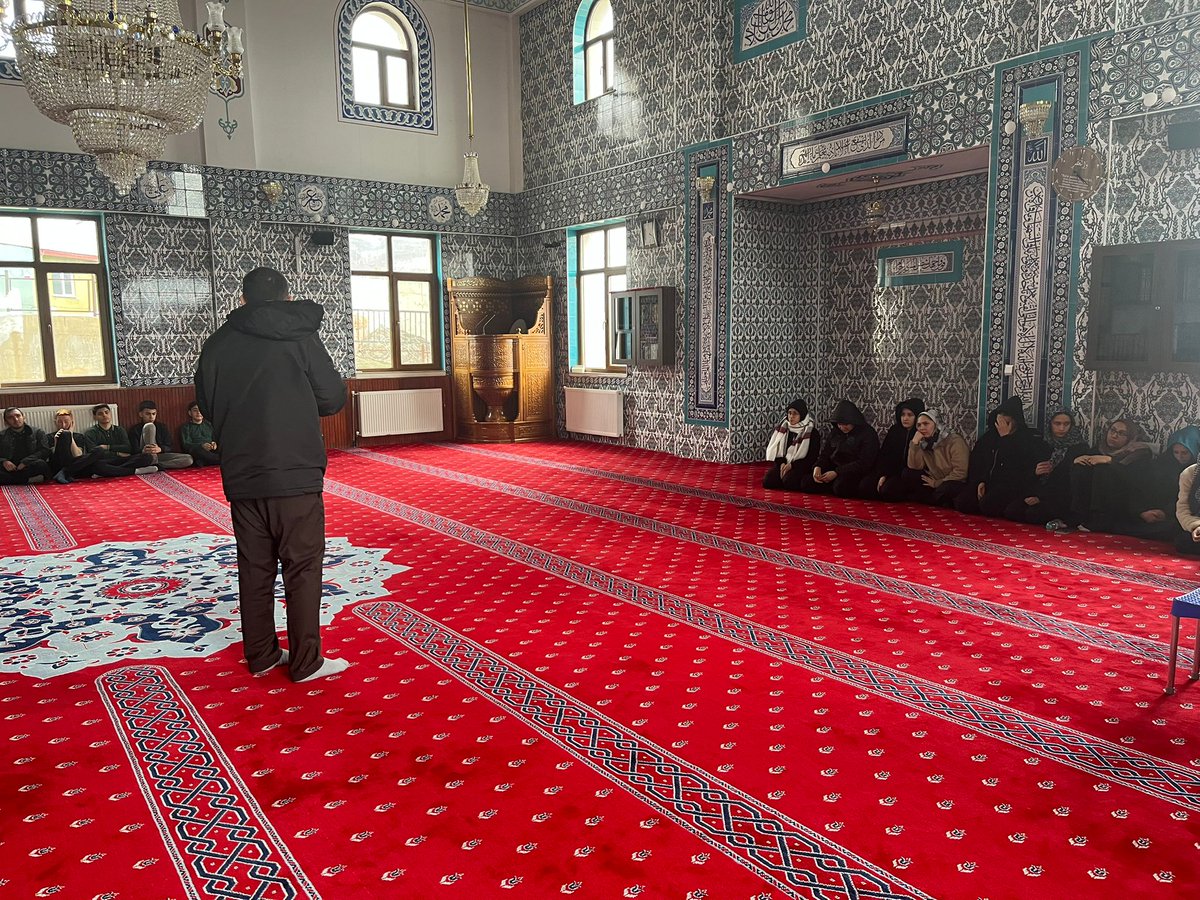YedisuC's tweet photo. Yedisu Müftüsü Orhan Akbana değerler kulübü öğrencilerimize sabır ve vatan sevgisi üzerine etkileyici sohbette bulundular . Ardından öğrencilerimize ikramda bulundular . Müftü beye hoş sohbetinden ve ikramlarından dolayı çok tşk ederiz. @bingolmem @MustafaOzel66 @YedisuMEM https://t.co/9UXIFJa4VB