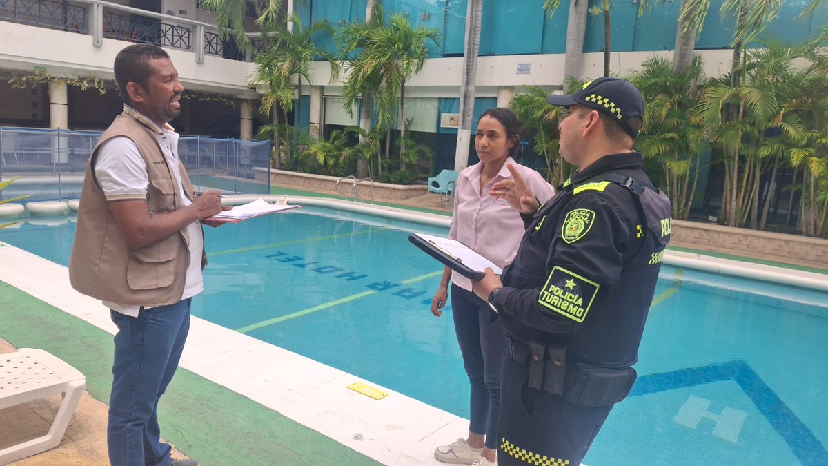 PoliciaColombia's tweet image. #Valledupar | control a establecimientos turísticos con piscina
El Grupo de Protección al Turismo y Patrimonio Nacional, en articulación con @SecSaludVpr, realizó visitas de control a hoteles del centro histórico que cuentan con servicio de piscina, verificando el cumplimiento de