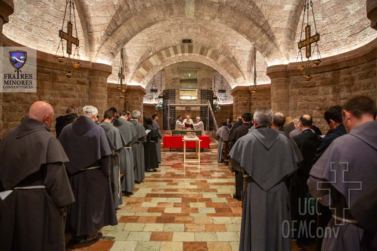 Obrzęd z wyłącznym udziałem zakonników ze Świętego Konwentu oraz  dźwięk dzwonów bazyliki oficjalnie zakończyły trwające miesiąc  wystawienie doczesnych szczątków św. Franciszka
ofmconv.net/pl/assisi-dopo…