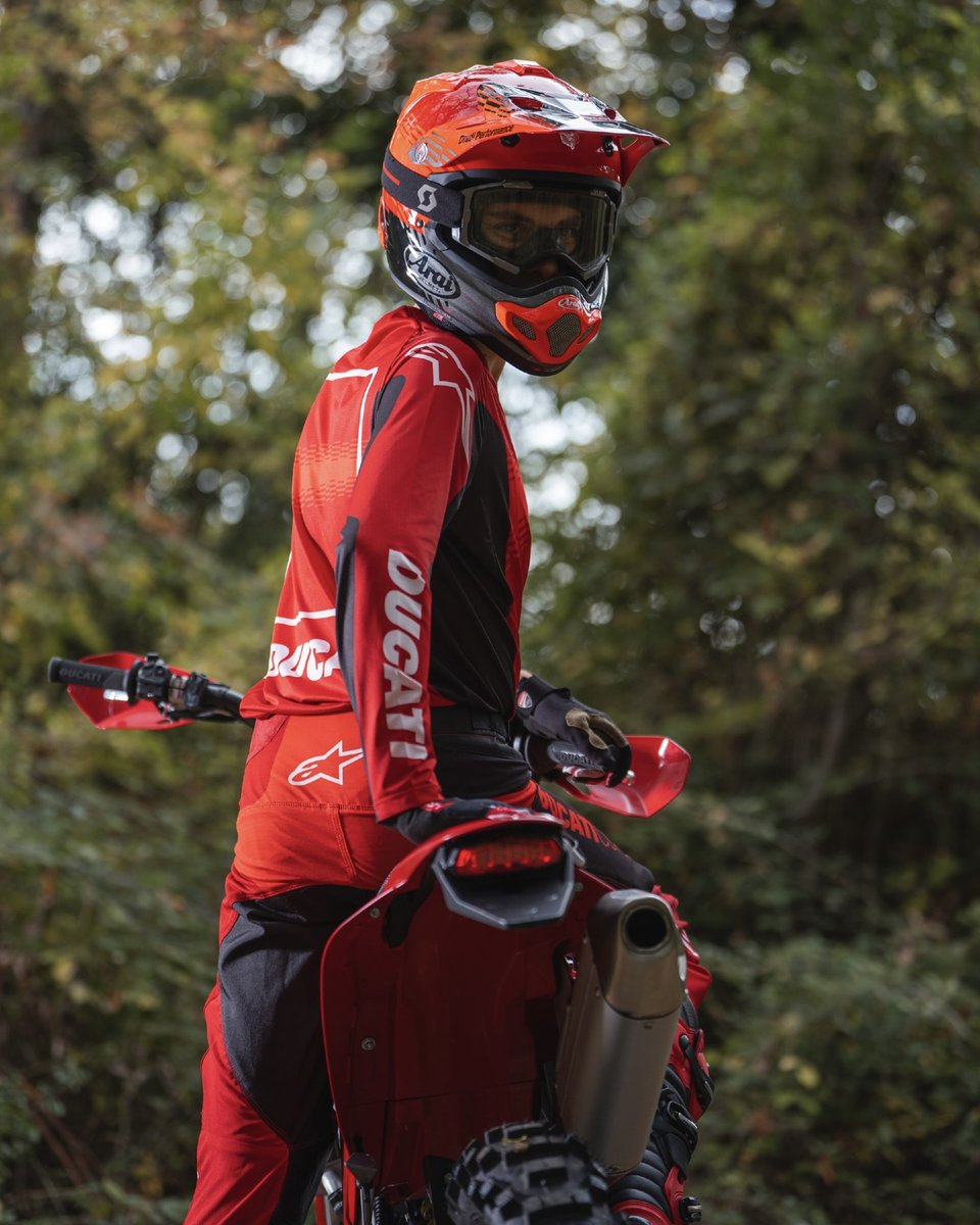 ducatiesp's tweet image. Este año veremos a la nueva Ducati Desmo450 EDS desafiar todos los límites del enduro. Potente, ágil y resistente, está diseñada para quienes buscan emociones auténticas en cualquier terreno.

#Ducati #Desmo450Enduro #Enduro #OffRoad