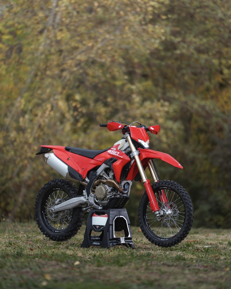 ducatiesp's tweet image. Este año veremos a la nueva Ducati Desmo450 EDS desafiar todos los límites del enduro. Potente, ágil y resistente, está diseñada para quienes buscan emociones auténticas en cualquier terreno.

#Ducati #Desmo450Enduro #Enduro #OffRoad