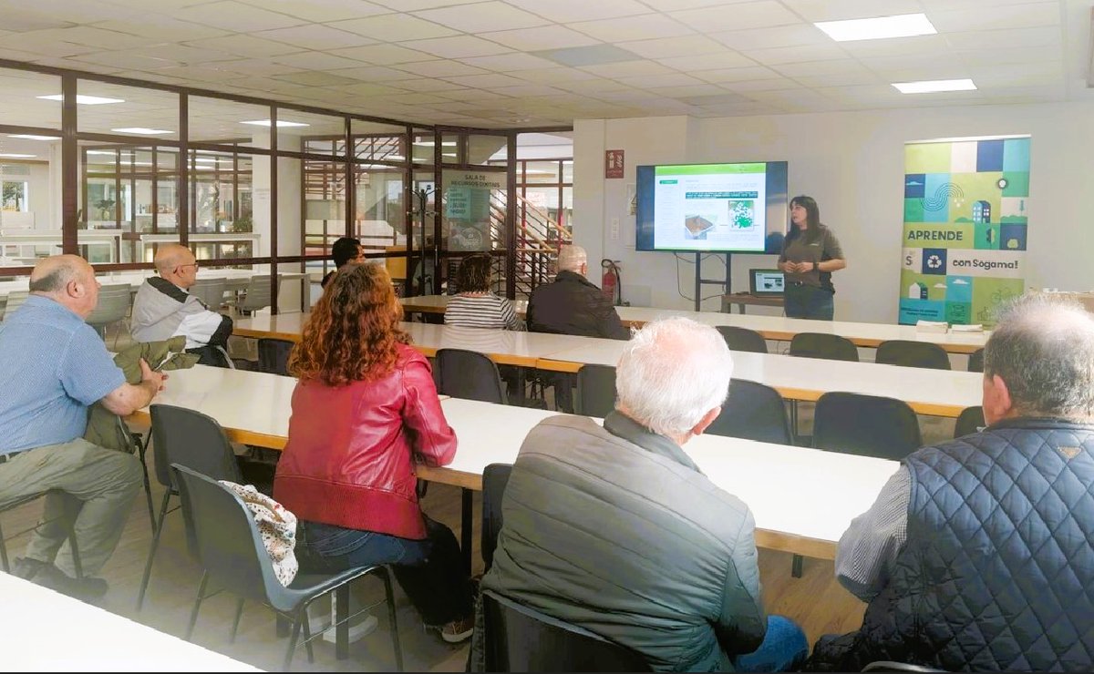 SogamaXunta's tweet image. 🌱 Veciñanza de Coristanco (A Coruña) aprende a compostar nos seus fogares da man de #Sogama. Técnicas e técnicos impartiron un curso na Casa da Cultura para que o resultado sexa fructífero 🏡♻️
Compostar é devolver á terra o que a terra nos dá 🌍
#Compostaxe #Sostibilidade
