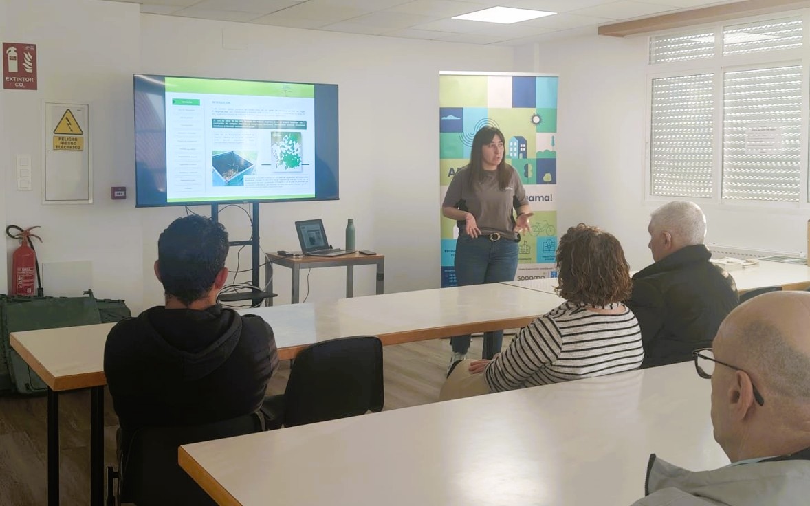 SogamaXunta's tweet image. 🌱 Veciñanza de Coristanco (A Coruña) aprende a compostar nos seus fogares da man de #Sogama. Técnicas e técnicos impartiron un curso na Casa da Cultura para que o resultado sexa fructífero 🏡♻️
Compostar é devolver á terra o que a terra nos dá 🌍
#Compostaxe #Sostibilidade