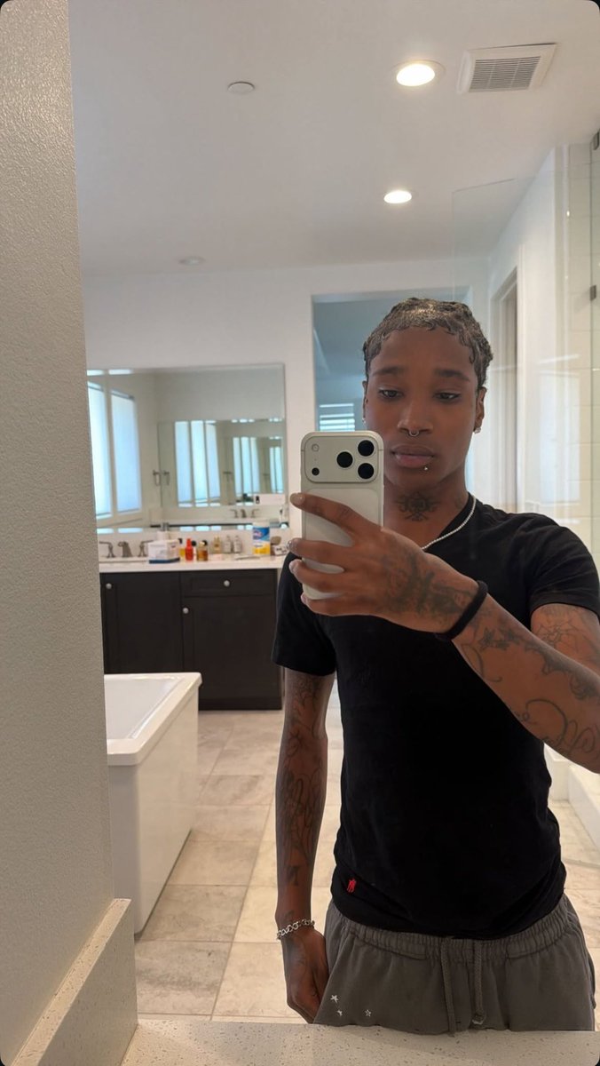 hitler reinkarnated tweet media