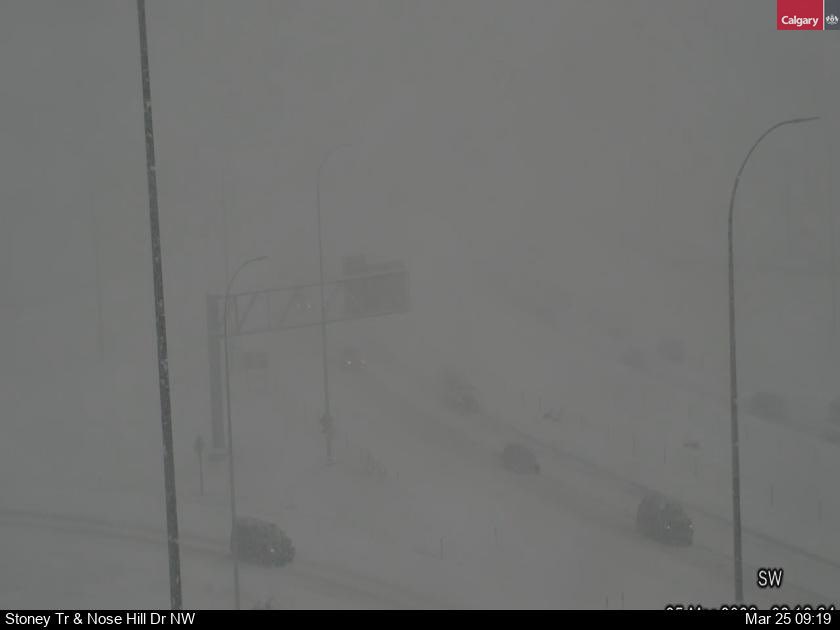 BenChernesky's tweet image. It’s the tale of two cities in Calgary this morning. Both these shots are taken at the same time in different parts of the city.

Some parts of the NW will get 15+ cm of snow this morning while others will get literally none.
#abstorm #yyc