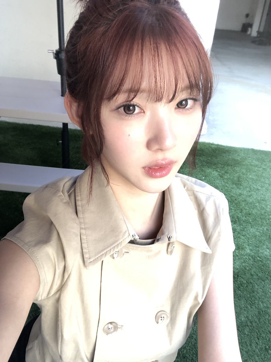 I knew she took thousand of selcas with this angle tapi ngepost yang mananya masih suka nanya dulu ke pacarnya. (Selca mantap)