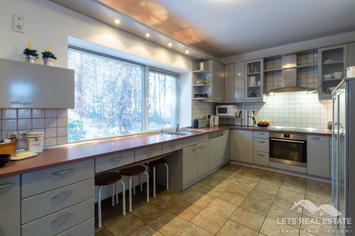 LetsRealEstat's tweet photo. PĀRDOD: 453 m² māja, 2422 m² zeme, Bernātu iela 8, Mežaparks, Rīga, Latvija.
Cena: 850000 EUR
Links: https://t.co/1HXRU0AkMt
Lets Real Estate Group SIA
Tālr.: +37120016507 | +37120032417
E-pasts: info@lregroup.lv
Mājas lapa: https://t.co/OHSTgngY4l https://t.co/pMuSmSNDP9