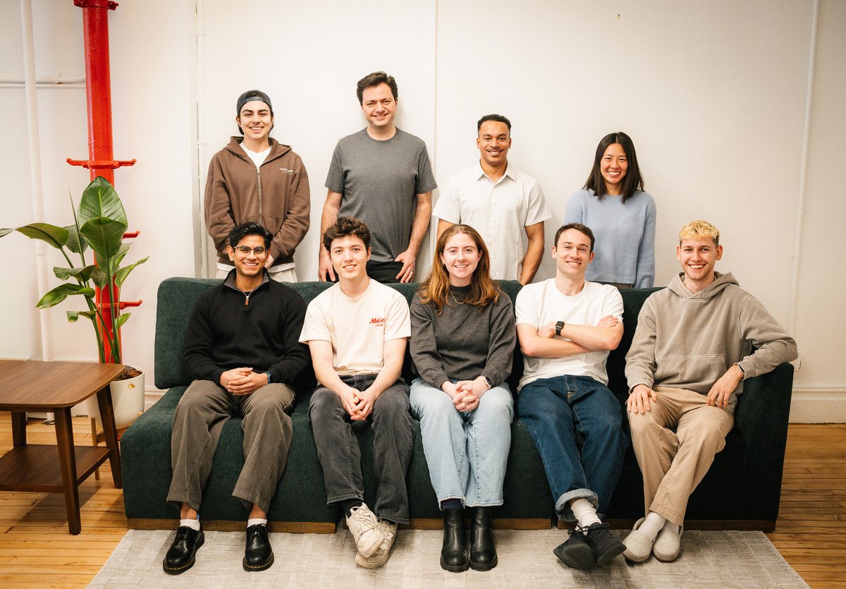 Highlight tweet media