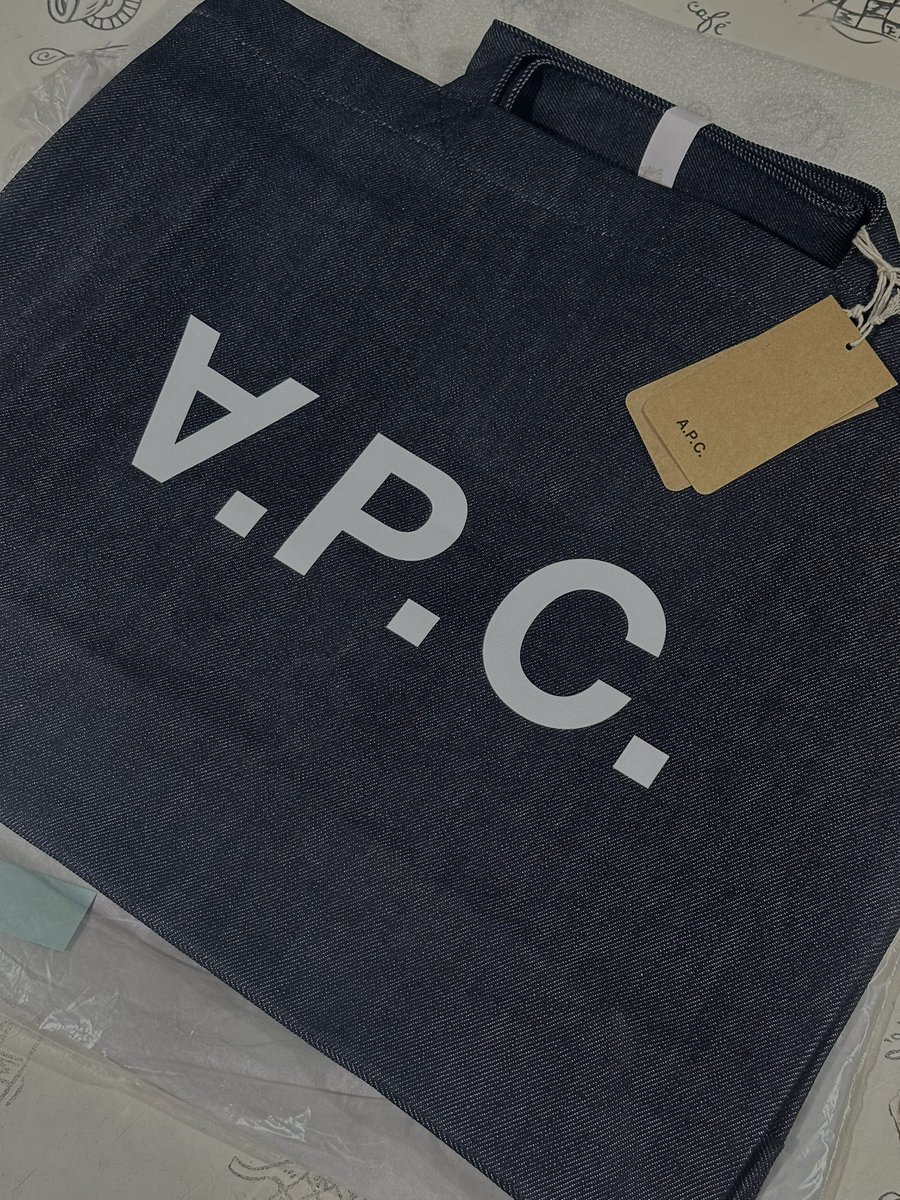 ใหม่มือ1 ป้ายห้อย 💯 พร้อมส่ง A.P.C.PARIS tote bag  SHOPPING DANIELA สี INDIGO ของแท้ 3800 รวมส่ง ราคาหน้าช็อปในไทย 4900 เหลือ 2 ใบ ผ่อนได้ #apc #apcparis #กระเป๋า #apcthailand