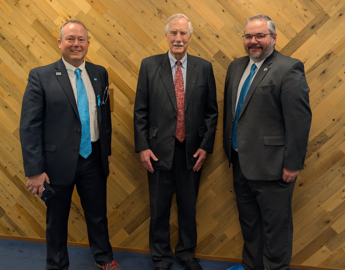 LBoucher77's tweet photo. Thank you @SenAngusKing for your strong support of funding for the @NIH so researchers can develop better treatments and earlier detection for lung cancer

#LungForce @LungAssociation @LUNGFORCE https://t.co/U25nDaSgFk