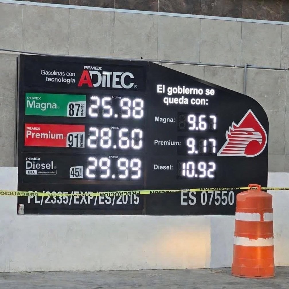 Así deberían ser los letreros, para que todos sepan con cuánto se queda el gobierno. <a href="/PartidoMorenaMx/">Morena</a> dijo que era un impuesto neoliberal, y ahora que tienen mayoría no lo quieren quitar.
Es muy fácil hablar a lo pendejo.