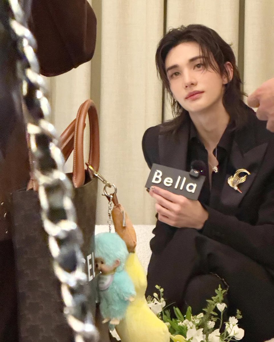 hyunjincrave's tweet photo. Bella Taiwan’s Editor shares a photo from his interview with Hyunjin: 

“He was very chill the whole time, even casually doing fan service toward the camera, I kept thinking, how can someone have such a small face and still be both so handsome and cute at the same time?” https://t.co/lPUQS0XdYu