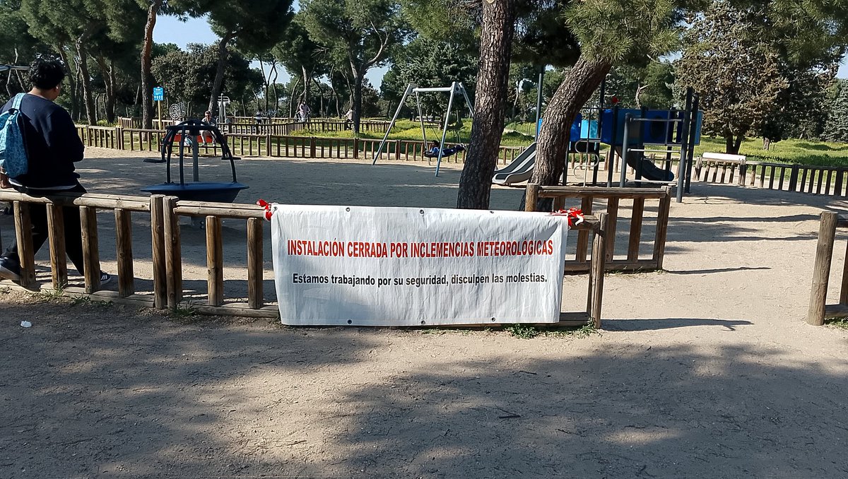 BCacheda's tweet photo. @EmergenciasMad @policiademadrid  ¿Quien ha puesto estas lonas en estos parques? Si vosotros no habéis advertido de incidencias meteorológicas adversas. https://t.co/INfz1SLD2a