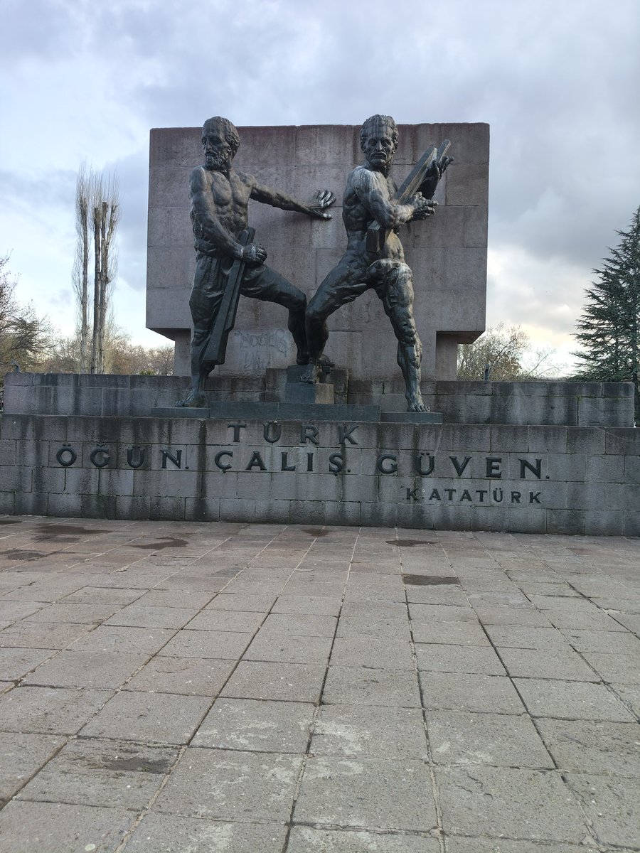 Güvenpark'da bir anıt var
gördün mü
Aha böyle yamrı yumru bir daşdan
bildin mi
Yazıyo ki o anıtta ağbeyim
'övün çalış güven türk'
...
Türkük diye övünüyok ağbeyim
Açlık türkü bilmiyo ki