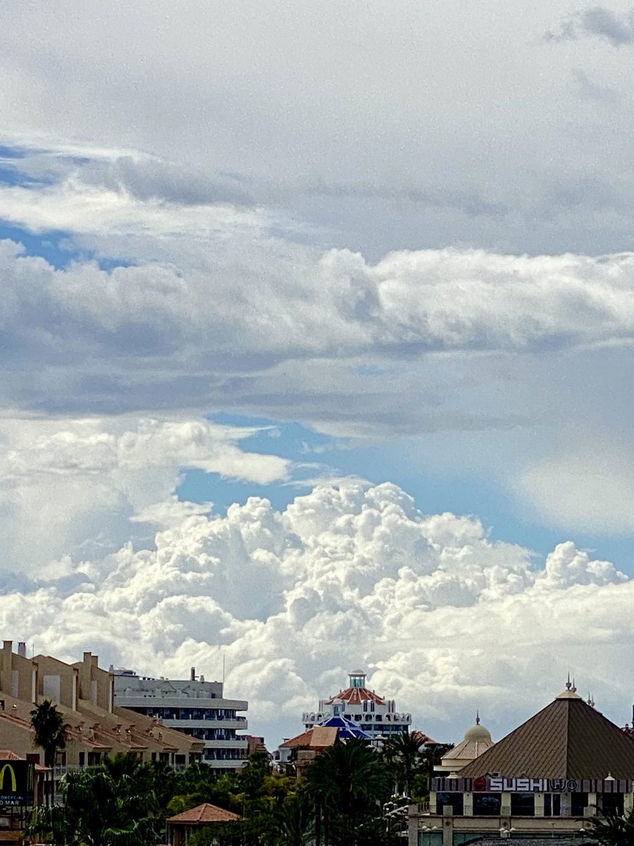 LeandroMargot's tweet photo. @tenerife_meteo Así veo la isla de La Gomera desde mi terraza en Los Cristianos 🙏 debajo de esas nubes 😮 https://t.co/FuaByFLtBg