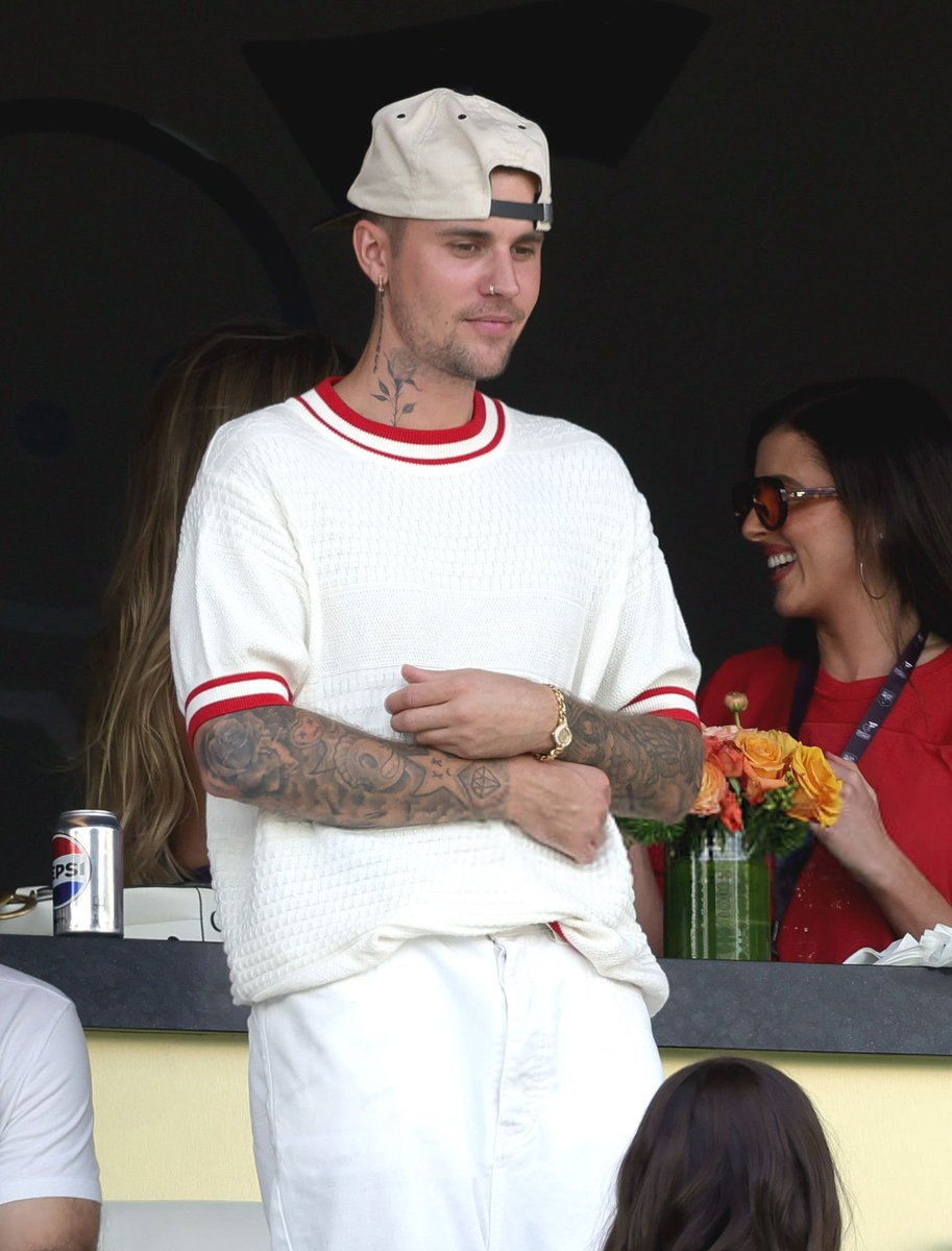 Like this was Justin just 4 days ago🤣🤣🤣 no hand tattoo dumba** 😂😂