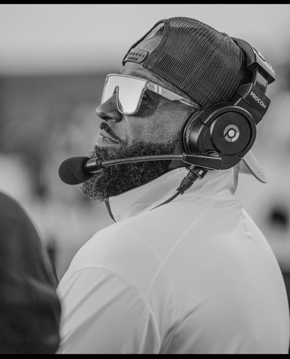 Coach Larry Davis tweet media