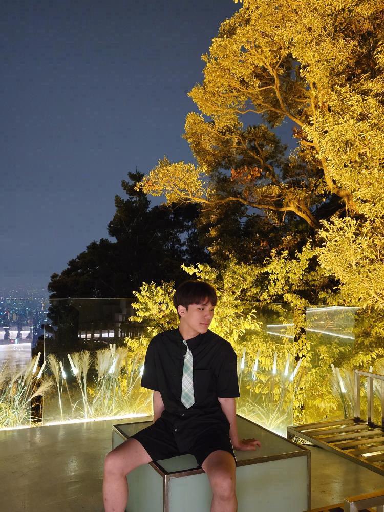 去到文大山上的屋頂上吃飯和看夜景