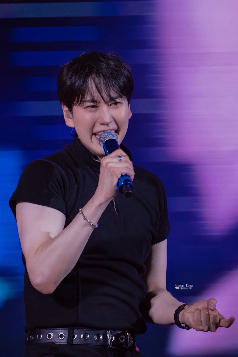 yyyankkk's tweet photo. Pic 1: 20260321 SS10 HCMC
The last show of ss10
Pic 2: 20250822 SS10 Seoul
The first show of ss10

My boy has really grown and bulked up…
You’ve worked so hard 🫳🏻🫳🏻🫳🏻🫳🏻
Kyu’s arms look even more muscular from the front then side…
It’s insane 💪🏻💪🏻💪🏻💪🏻

🩵🩵

@GaemGyu 

#규현 #조규현 #슈퍼주니어 #KyuHyun #圭賢 #ss10