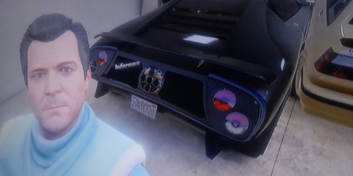 Mano, tava olhando aqui, o farol desse carro é uma pokebola!