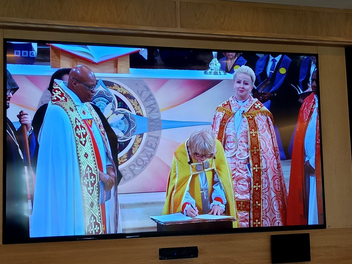 ChurchesEngland's tweet image. .⁦@ArchbishopSarah⁩ signs the ⁦@ChurchesEngland⁩ Presidents’ Covenant recommitting to working for #ChristianUnity 

#ChurchesTogether