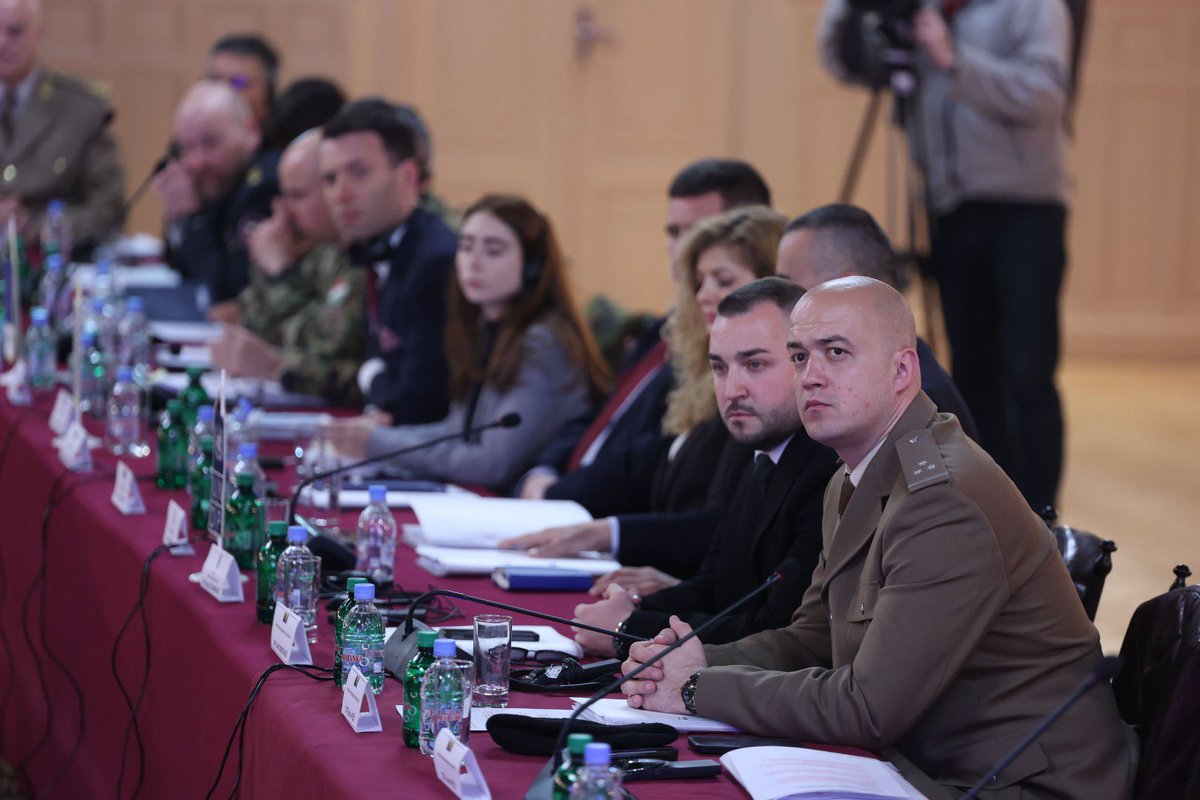 Danas smo u Sarajevu održali 27. sjednicu Strateškog odbora za naoružanje, streljivo i minsko-eksplozivna sredstva. Zadovoljan sam postignutim napretkom – od 2006. godine uništili smo više od 62.000 komada viškova naoružanja i preko 28.000 tona streljiva i MES-a.

Pred nama je