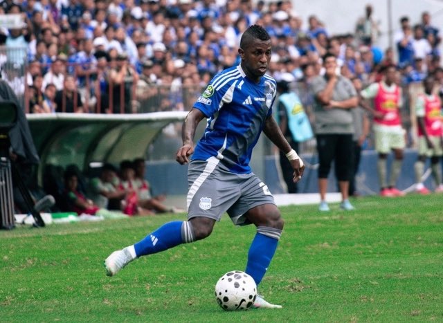 ProfeHerrera's tweet photo. El talentoso jugador Miler Bolaños, fue detenido esta madrugada por incumplir el toque de queda que rige en la provincia del Guayas. El jugador de Emelec, fue interceptado en un control mientras conducía su vehículo. https://t.co/jrjkzzfdKp