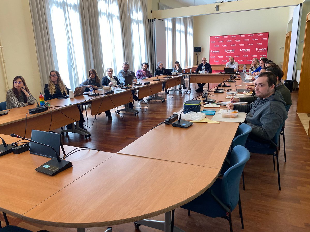 LaureaFolch's tweet photo. #FomentIALabs | Avui, a @FomentTreball, hem posat en marxa Foment IA Labs, un nou espai que neix amb la voluntat de crear punts de trobada entre #equips, generar #converses, compartir #experiències i, sobretot, fer visible com la intel·ligència artificial ja està ajudant a #transformar la manera com treballem.
En aquesta primera sessió, diferents departaments han mostrat com estan aplicant la #IA en el seu dia a dia per optimitzar esforços, millorar processos i enriquir la seva feina amb noves eines i noves mirades. Perquè la transformació digital no només passa per la tecnologia, sinó també per les persones que l’entenen, l’exploren i la converteixen en valor per a l’organització.
Gràcies a l’Alba Domingo, tècnica del departament d’Innovació, a la Silvia Samsó i la Judit Àngel, orientadores de @fomentformacio, per compartir coneixement, experiència i exemples reals d’aplicació. La seva participació ha posat de manifest que la IA, utilitzada amb criteri i orientació, pot convertir-se en una aliada valuosa per millorar la manera de treballar, potenciar l’aprenentatge i avançar amb més eficiència.
En essència, és un espai de trobada on compartir coneixement, inspirar-nos entre nosaltres i seguir impulsant una cultura d’innovació compartida, orientada a les persones i a les necesitats dels nostres equips.
A Foment del Treball entenem la intel·ligència artificial com una oportunitat per impulsar una organització més eficient, més connectada i més preparada per als reptes del present i del futur.
Això tot just comença!
#FomentDelTreball #TransformacióDigital #Innovació #ConeixementCompartit #Talent #Digitalització #Formació #AI