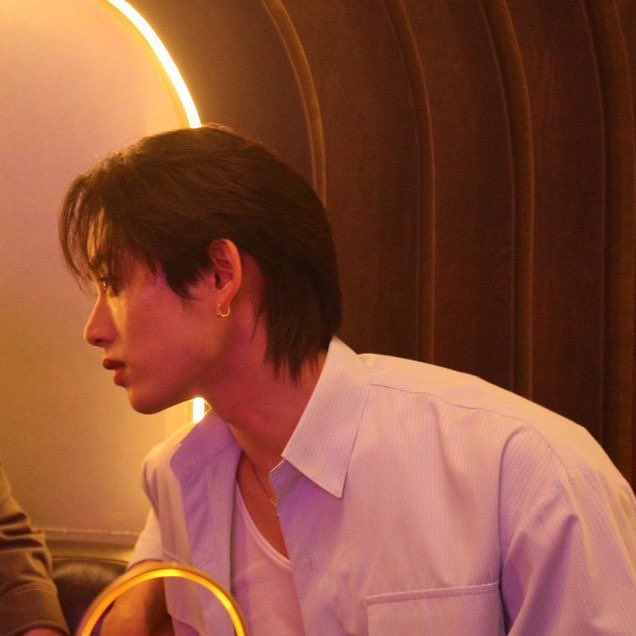 ใครชอบก่อน