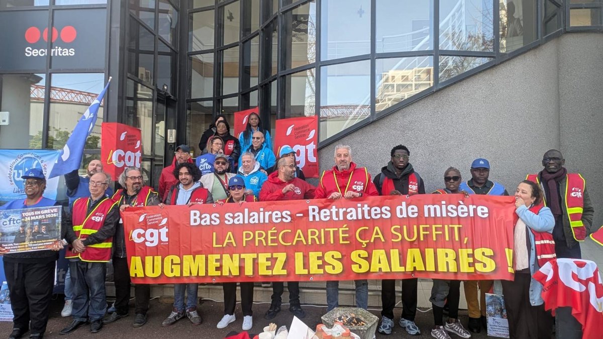 npa_revo's tweet photo. Le 24 mars était jour de grève pour les 2 200 salariés de Securitas Technology. Cette filiale d’une multinationale qui exploite 18 000 personnes en France est spécialisée dans la surveillance électronique 24heures sur 24, notamment la pose et l’exploitation de divers dispositifs comme des caméras. Les conditions de travail y sont dures, avec de longs déplacements pour les techniciens et des journées de 12 heures pour ceux qui surveillent les écrans dans les centres où, d’après un gréviste, « le travail ressemble à l’usine mais avec des cadences aléatoires ». Le secteur a connu une forte concentration ces dernières années, avec des restructurations et suppressions d’emploi permanentes à la clé.

L’un des sites d’Ivry-sur-Seine (94) est lui-même en sursis, avec un déménagement imminent à Issy-les-Moulineaux (92). Pour le patron, que tu aies quinze ou deux ans de boîte, c’est « qui m’aime me suive » à l’autre bout de la région parisienne. Les objectifs sont poussés au maximum avec une exigence d’augmentation annuelle de 8 % des marges – et atteints par la pression managériale et les cadences. Mais les salaires restent au minimum, le plus souvent autour de 1900 euros brut. Pour un travail avec des horaires décalés y compris les week-ends et une certification « carte pro » à repasser tous les cinq ans.

La double annonce d’un chiffre d’affaires de Securitas France qui dépasse pour la première fois le milliard d’euros et de 0,75 % d’augmentation générale a mis le feu aux NAO (négociations annuelles obligatoires). Tous les sites étaient en grève, les deux d’Ivry, le siège à Issy mais aussi à Caluire (69) et à Vitrolles (13). Les grévistes ont tenu des piquets toute la journée, se relayant très nombreux, au point que leur présence a bloqué l’entrepôt de Vitrolles.

Au niveau de la branche, un accord scélérat avait été signé par des organisations syndicales représentatives, qui limitait les augmentations de salaire à 11 % sur trois ans, sauf par la CGT qui revendique au moins 10 % par an. Ce carcan touche à sa fin. Pour l’instant, le président de Securitas Technology, Mathieu Le Tallandier (« le talent d’hier » s’amusent les grévistes qui ne l’ont pourtant jamais vu briller), campe sur ses positions du haut de sa rémunération mirobolante en salaire et bonus. Mais la réussite de cette journée de grève, qui démontre une colère profonde à l’heure où l’augmentation des prix des carburants fait craindre une nouvelle vague d’inflation, donnera à n’en pas douter des idées aux salariés pour organiser des suites.